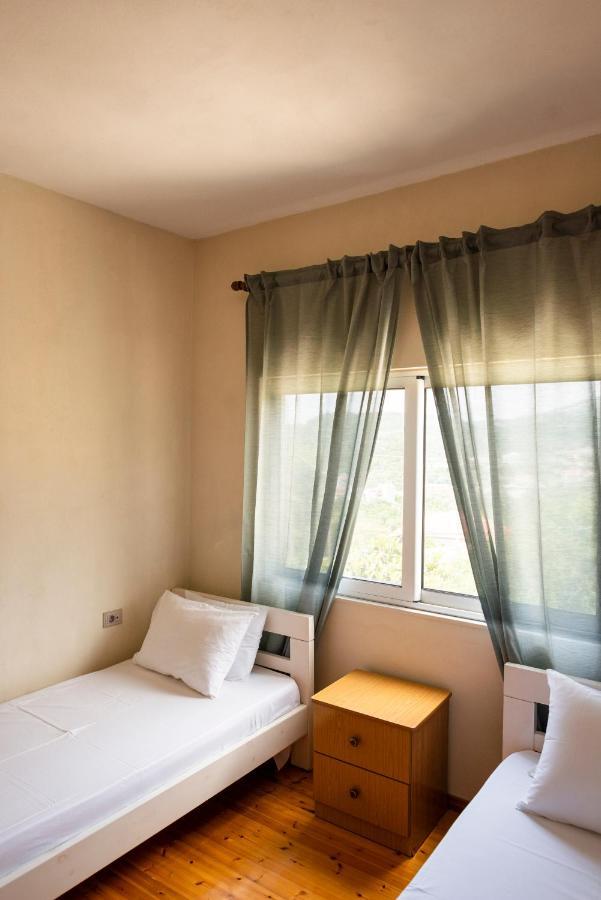 Janakis Apartments Himare Esterno foto