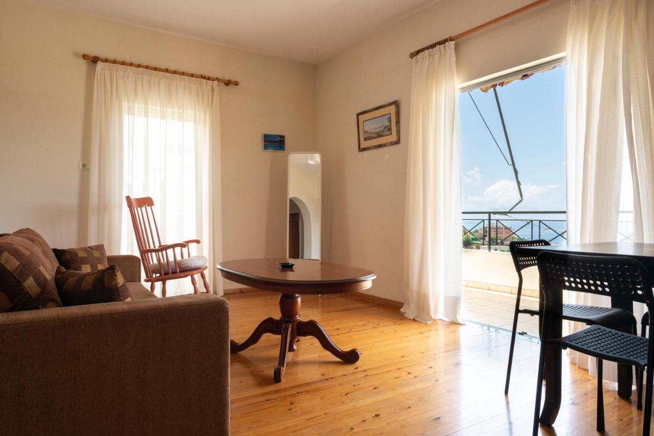 Janakis Apartments Himare Esterno foto