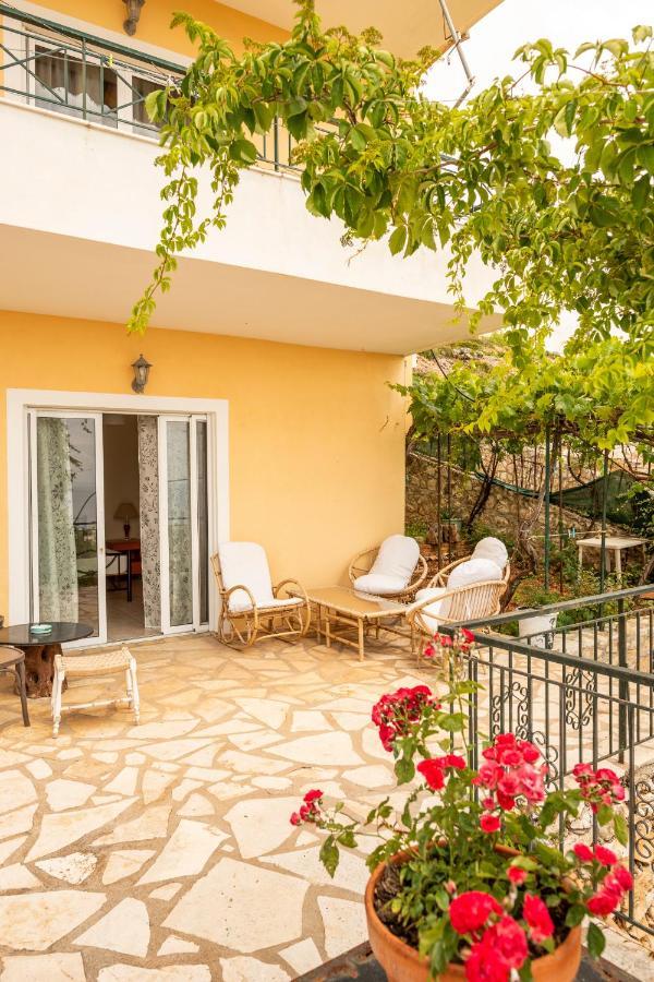 Janakis Apartments Himare Esterno foto