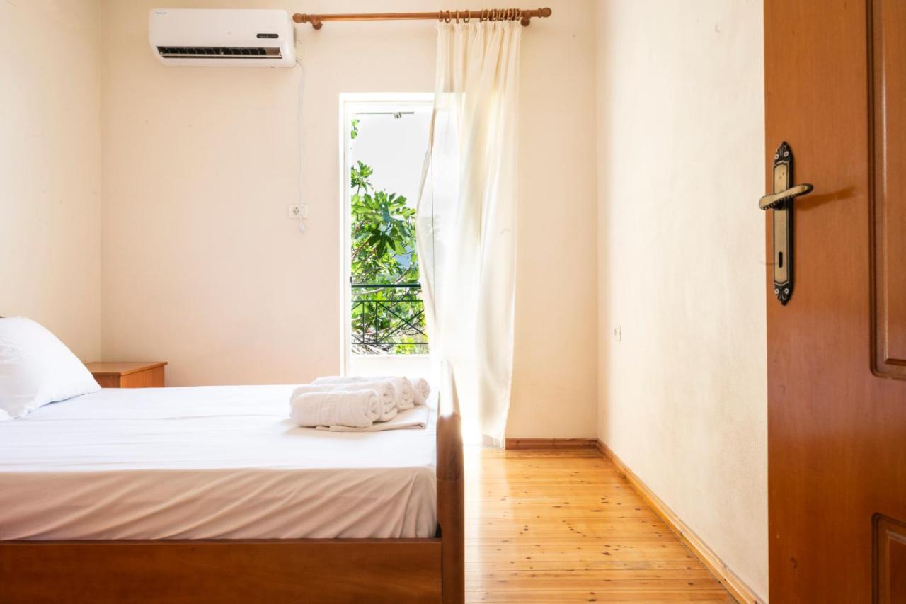 Janakis Apartments Himare Esterno foto