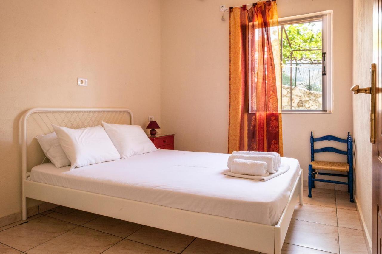 Janakis Apartments Himare Esterno foto
